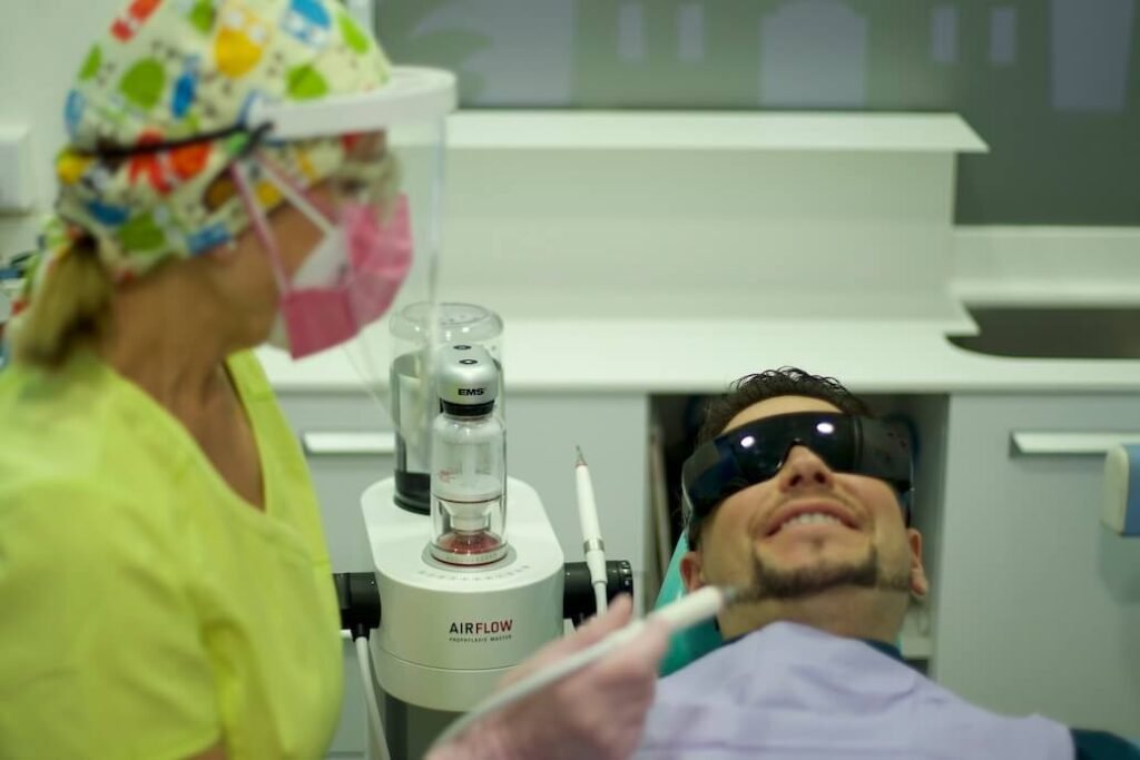 Tratamiento de higiene dental Air Flow EMS en Clínica Casaus, El Prat