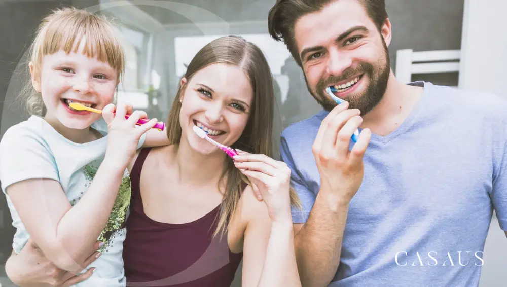 Familia cepillándose los dientes correctamente
