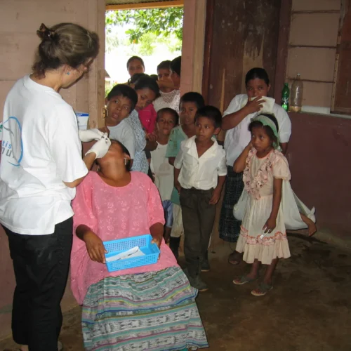 Equipo de profesionales en proyecto humanitario de atención dental