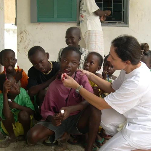 Educación y prevención en salud bucodental durante una acción humanitaria