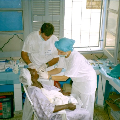 Atención odontológica durante una acción humanitaria de salud bucodental en la ONG Dentistas Mundi Clinica Casaus