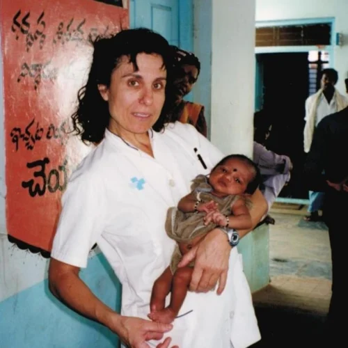 Profesional sanitaria durante una acción solidaria de Dentistas Mundi
