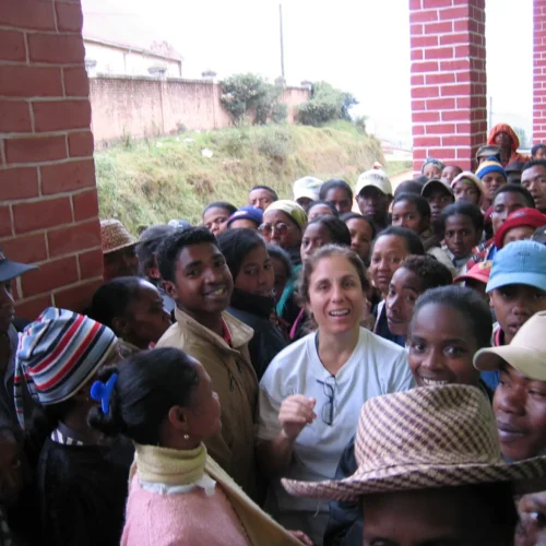 Encuentro con la comunidad durante una acción solidaria de Dentistas Mundi