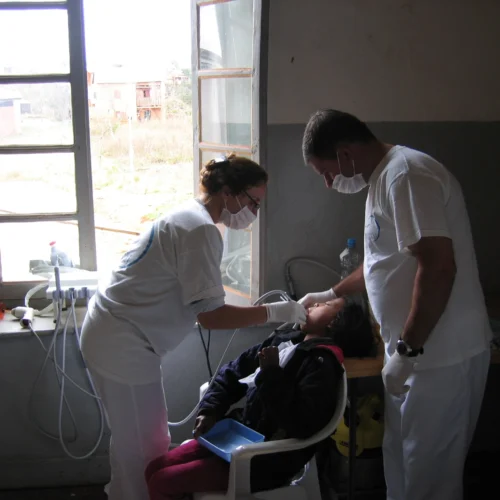 Atención odontológica a un paciente durante una misión solidaria de la ONG Dentistas Mundi Clinica Casaus