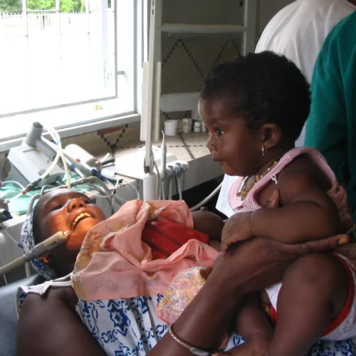 Atención odontológica a una paciente durante una acción solidaria de ONG Dentistas Mundi