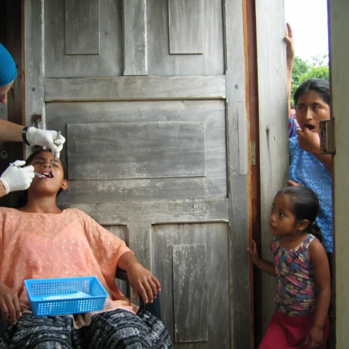 Atención dental infantil en campaña humanitaria de salud bucodental