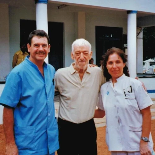 Equipo de profesionales en proyecto humanitario de atención dental