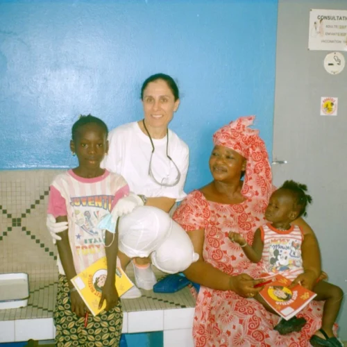 Atención bucodental infantil en proyecto humanitario de salud dental con la ONG Dentistas Mundi Clinica Casaus