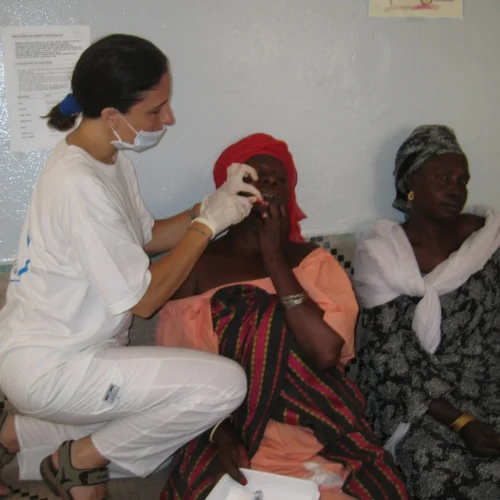 Atención bucodental a paciente durante una campaña humanitaria