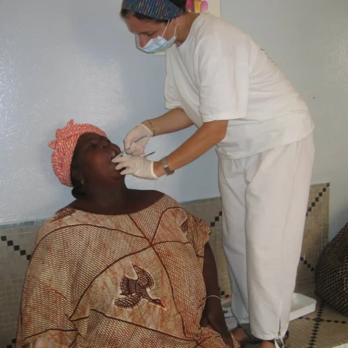 Atención odontológica a paciente durante una campaña de salud bucodental