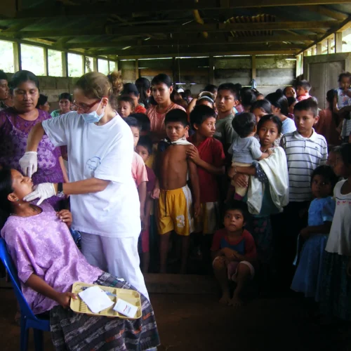 Atención odontológica y salud bucodental en acción humanitaria